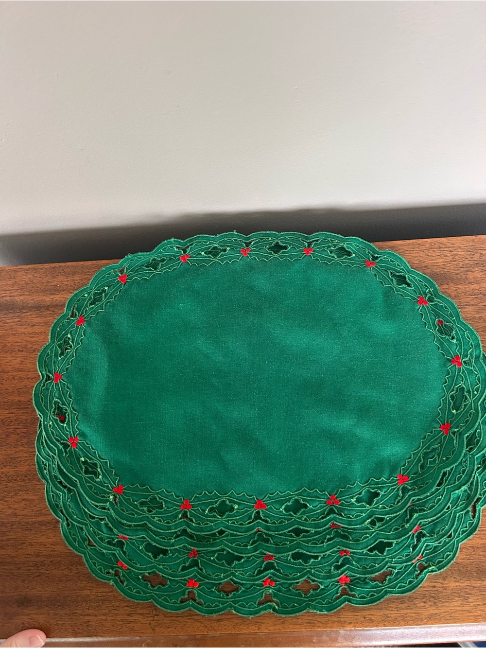4 Green Embroidered Cloth Placemats Holiday Holly Berries Scalloped Reticulated